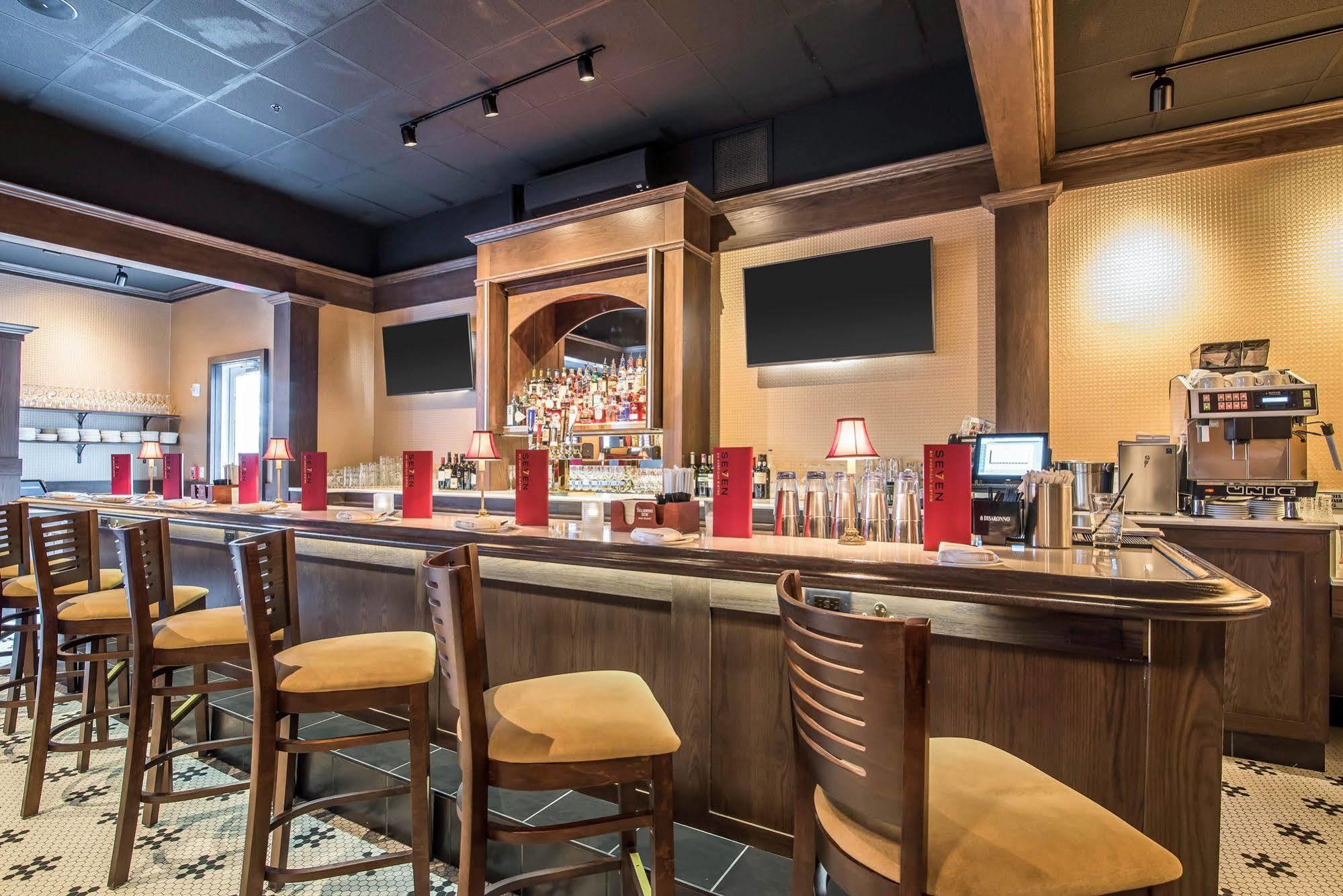 Park Manor Hotel Clifton Park Exterior photo The bar at the restaurant